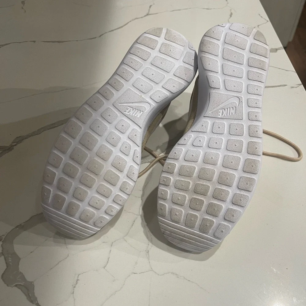Nike. Roshe One “Desert Ore” Sneakers Women’s Size 9 EUC